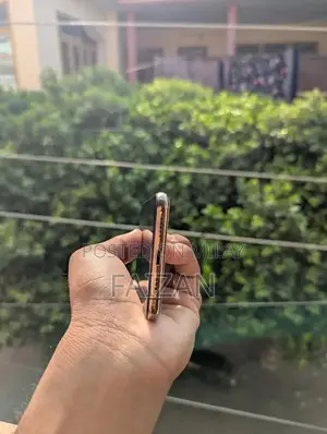 Apple iPhone XS: Compact Smartphone with Minor Front Camera Issue