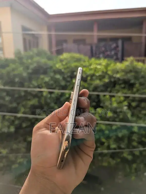 Apple iPhone XS: Compact Smartphone with Minor Front Camera Issue