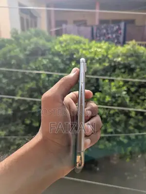 Apple iPhone XS: Compact Smartphone with Minor Front Camera Issue