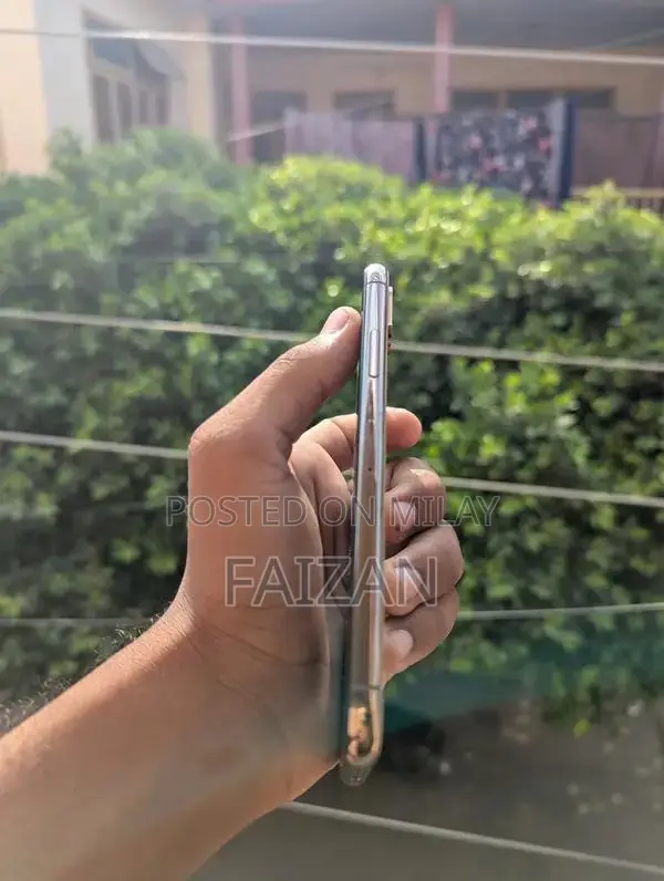 Apple iPhone XS: Compact Smartphone with Minor Front Camera Issue