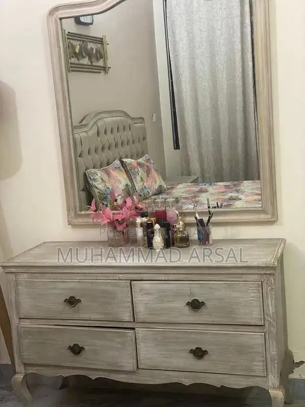 Modern Bedroom Set with Side Table, Dresser, and Mirror