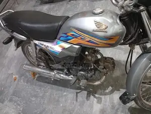 Well-Maintained Motorcycle for Sale - Low Mileage Commuter Bike