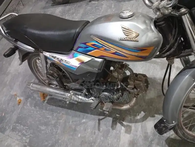 Well-Maintained Motorcycle for Sale - Low Mileage Commuter Bike