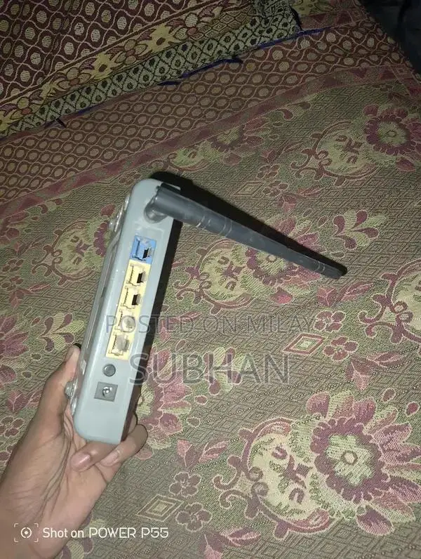 High-Performance Wireless Router with Strong Signal Coverage