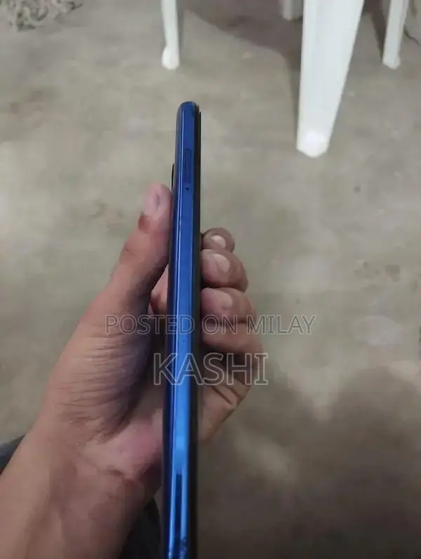 High-Performance Smartphone with 120 Hz Display and Gaming Capabilitie