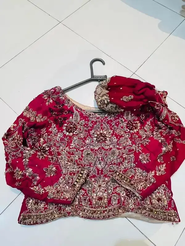 Elegant Bridal Lehnga in Small to Medium Size