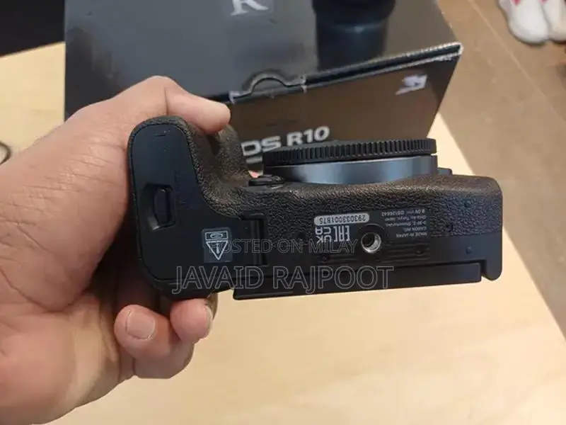 Canon R10 Mirrorless Camera with RF 18-150mm Zoom Lens