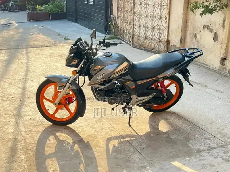 CB 150 F Motorcycle: Pristine Condition, Barely Used Office Commuter