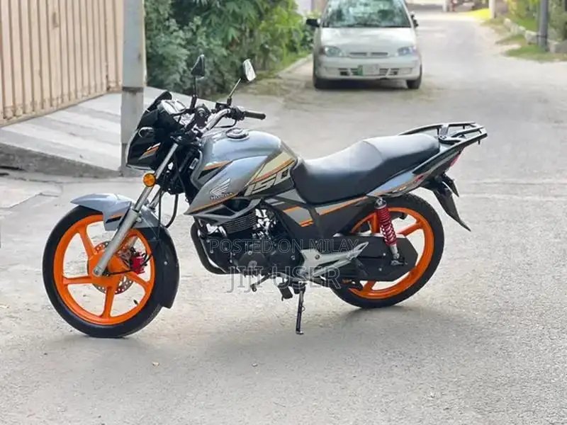 CB 150 F Motorcycle: Pristine Condition, Barely Used Office Commuter