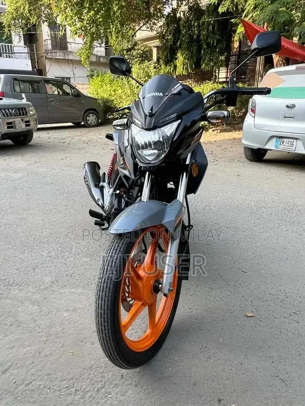 CB 150 F Motorcycle: Pristine Condition, Barely Used Office Commuter