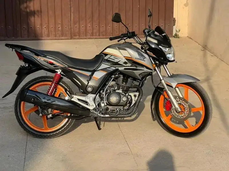 CB 150 F Motorcycle: Pristine Condition, Barely Used Office Commuter