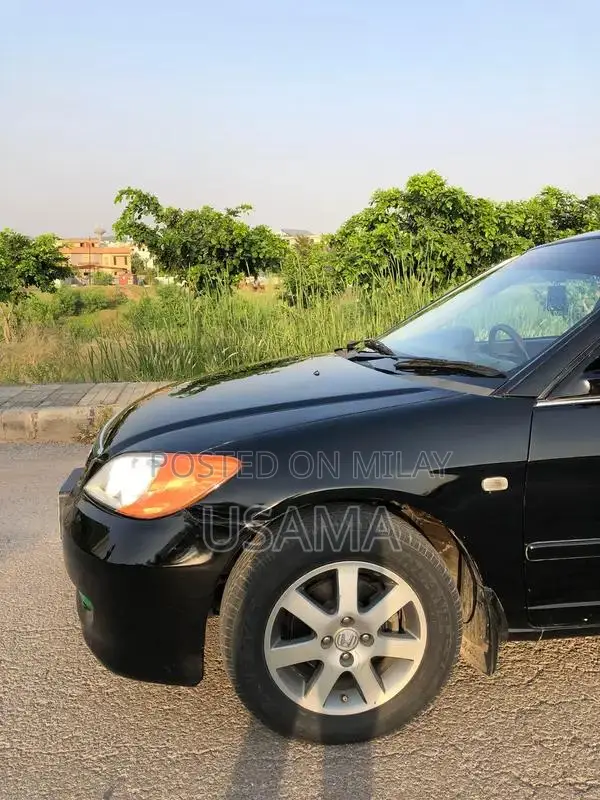 Honda Civic 2005 Sedan with Touchscreen and AC