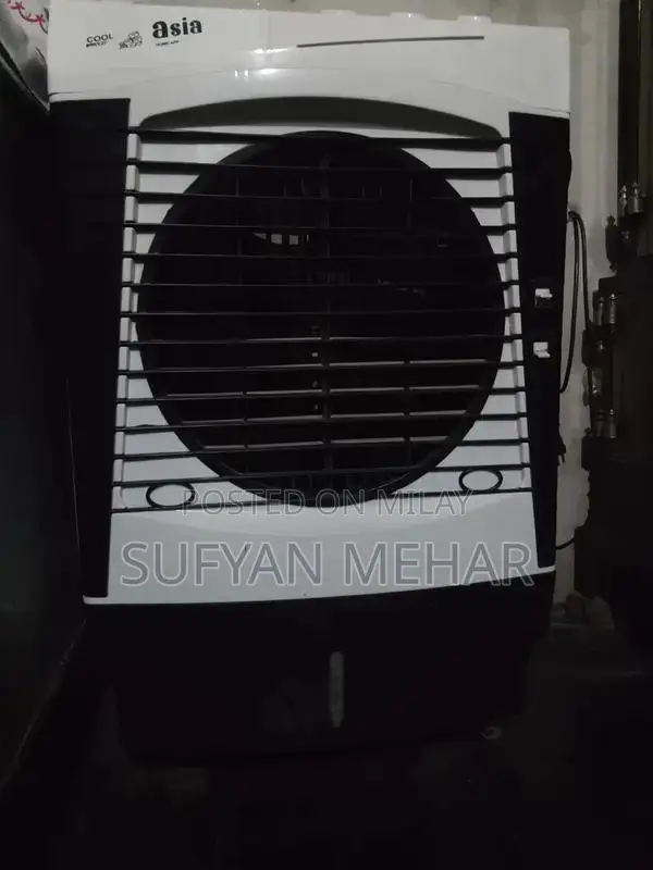 Compact White and Black Humidifier with Advanced Features