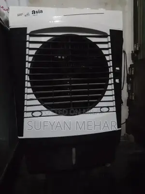 Compact White and Black Humidifier with Advanced Features