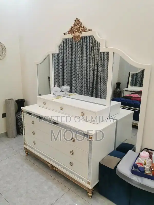 Complete Used Bedroom Furniture Set with Mattress and Drawers