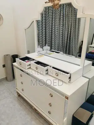 Complete Used Bedroom Furniture Set with Mattress and Drawers