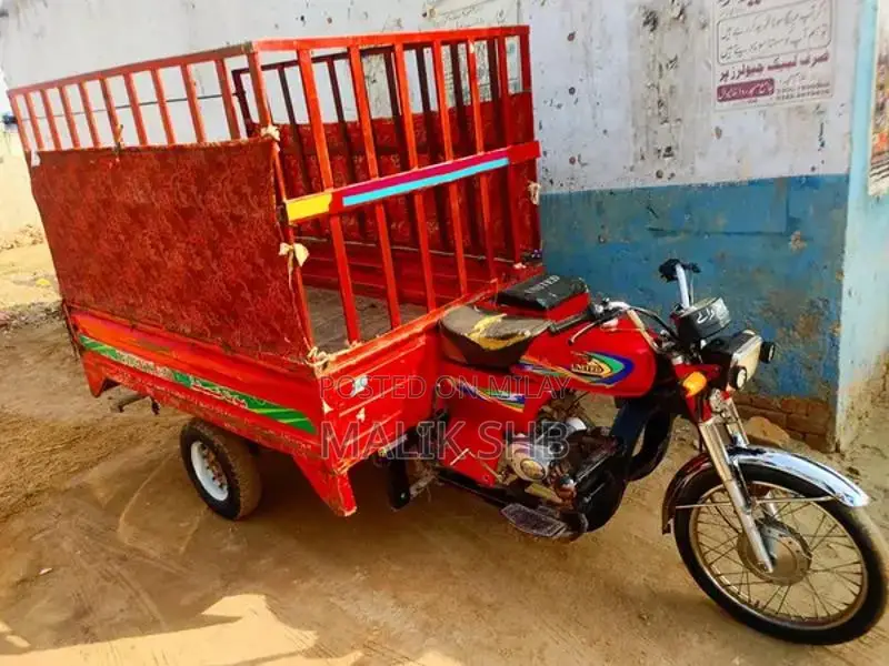 United 100 R Rickshaw - Classic Three-Wheeler Vehicle