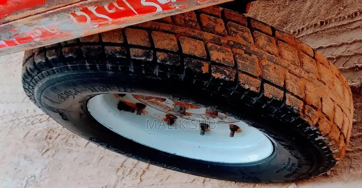 United 100 R Rickshaw - Classic Three-Wheeler Vehicle