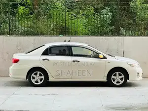 Toyota Corolla XLi 2013 VVTI Sedan Low Mileage Clean Condition