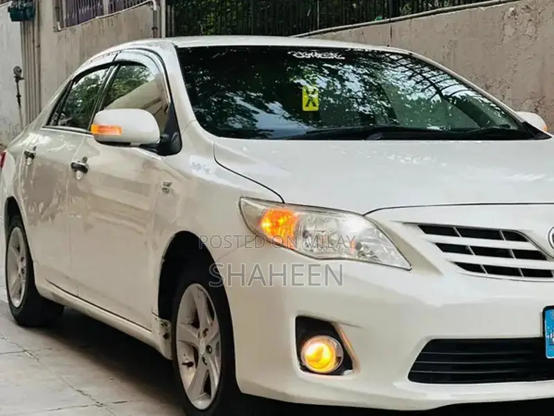 Toyota Corolla XLi 2013 VVTI Sedan Low Mileage Clean Condition
