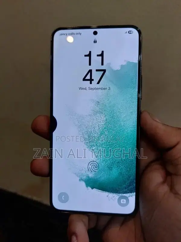 Samsung Galaxy S22 5G Smartphone with High-Performance Features