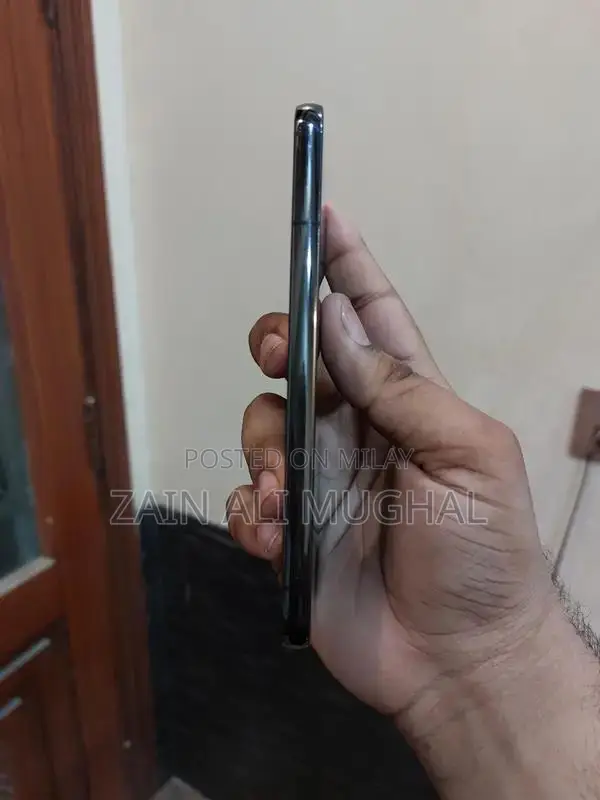 Samsung Galaxy S22 5G Smartphone with High-Performance Features