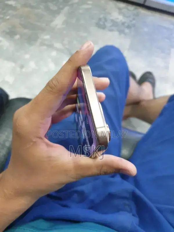 High-End Smartphone Desert Titanium 512GB Dual SIM