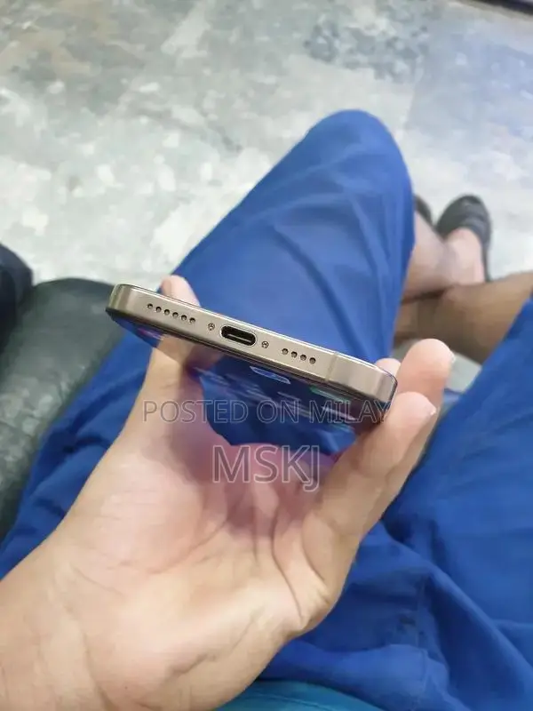 High-End Smartphone Desert Titanium 512GB Dual SIM