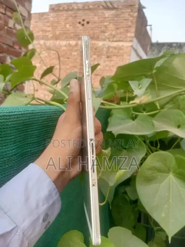 Docomo Dtab Tablet with 32GB Storage