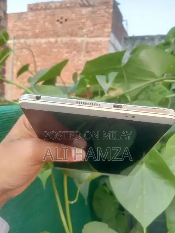 Docomo Dtab Tablet with 32GB Storage