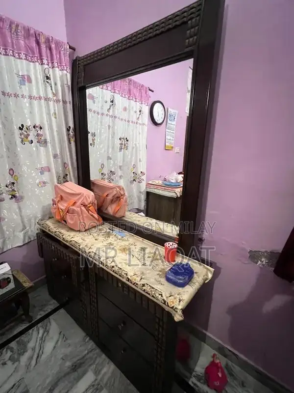 Modern Dressing Table with Fresh New Look