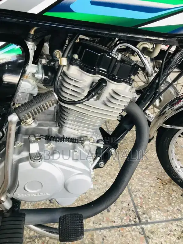 High-Performance Motorcycle with Smooth Engine Frame