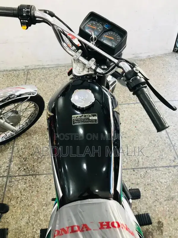 High-Performance Motorcycle with Smooth Engine Frame