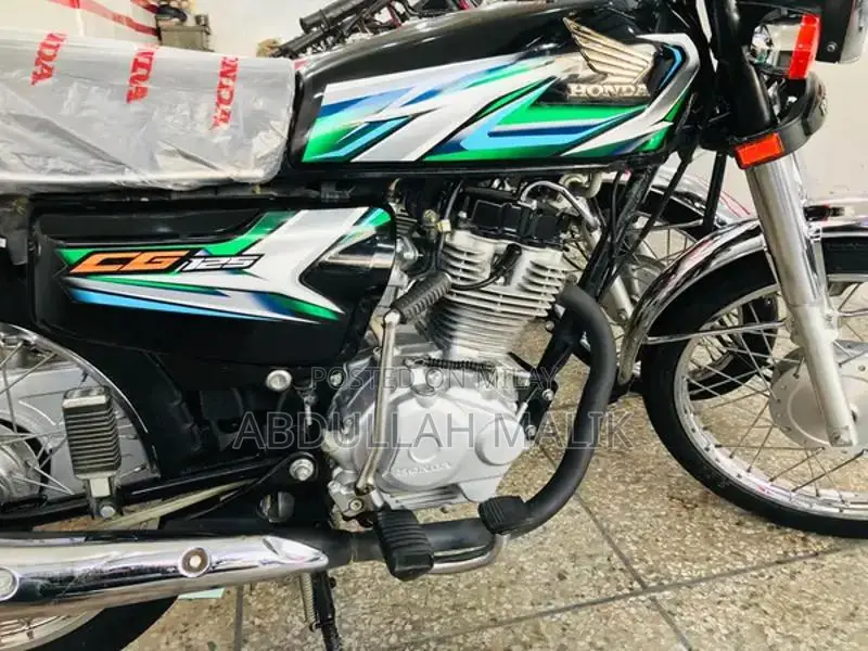 High-Performance Motorcycle with Smooth Engine Frame