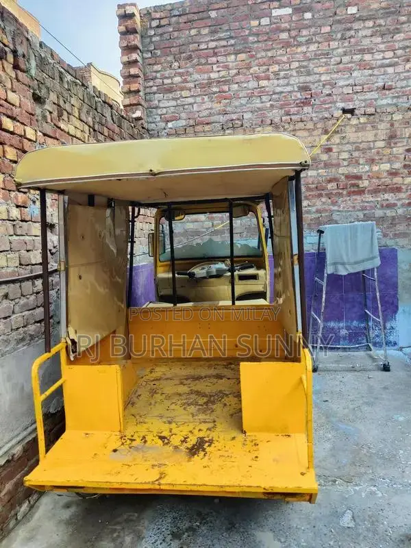 CNG Three-Wheeler Rickshaw with Clean Documentation