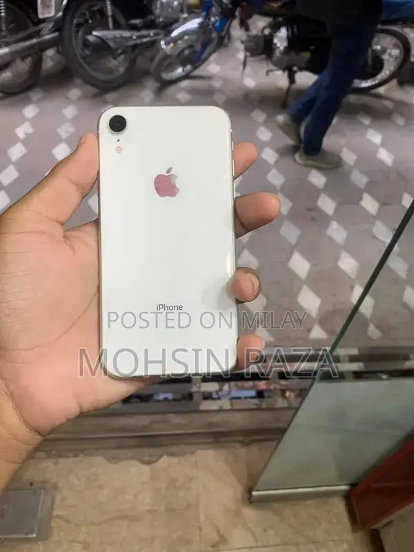 iPhone XR 64GB Smartphone with Face ID and True Tone