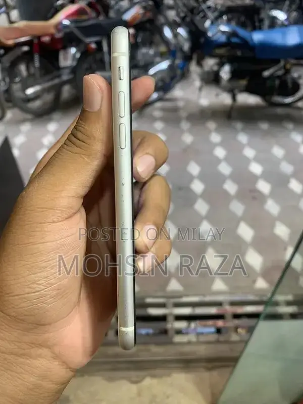 iPhone XR 64GB Smartphone with Face ID and True Tone