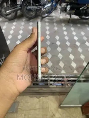 iPhone XR 64GB Smartphone with Face ID and True Tone