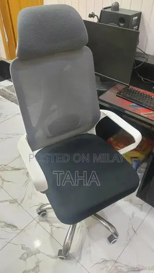 Photo - Adjustable Office Chair with Hydraulic Height and 360-Degree Rotation