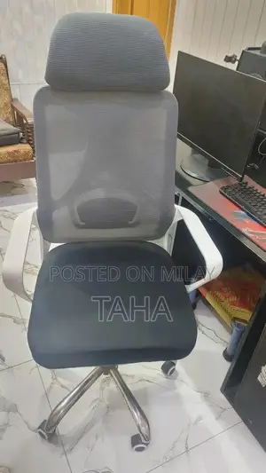 Adjustable Office Chair with Hydraulic Height and 360-Degree Rotation