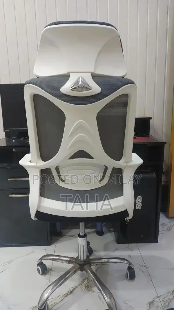 Adjustable Office Chair with Hydraulic Height and 360-Degree Rotation