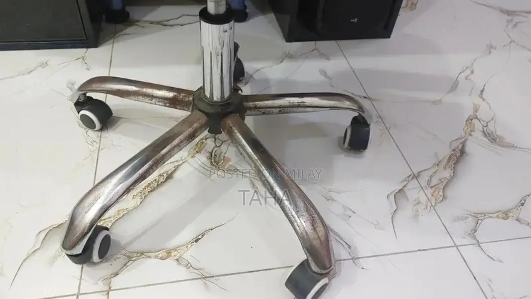 Adjustable Office Chair with Hydraulic Height and 360-Degree Rotation