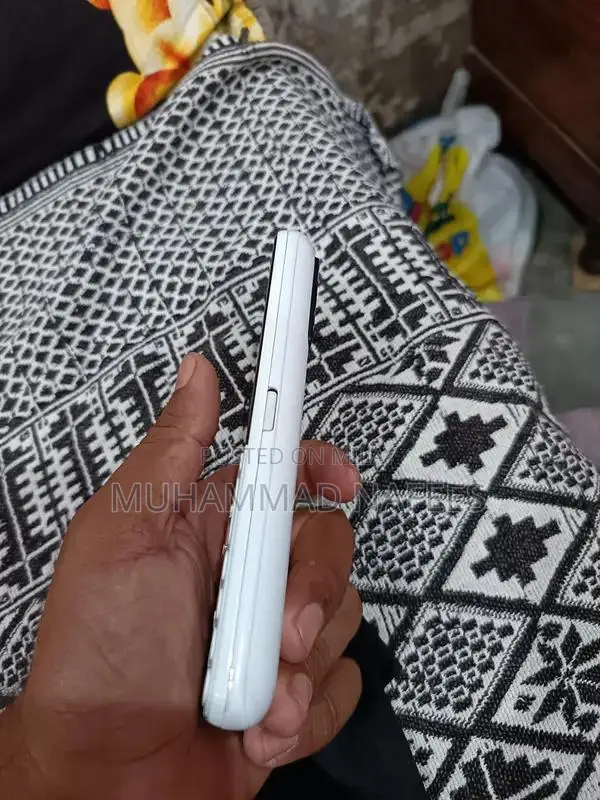 Faywa Pro1 4G Touch and Type Smartphone