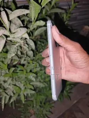 Apple iPhone 7 Plus 128GB Smartphone with Partial Functionality