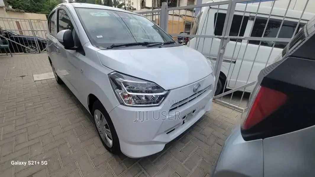 Daihatsu Mira XSA III Pearl White Compact Hatchback