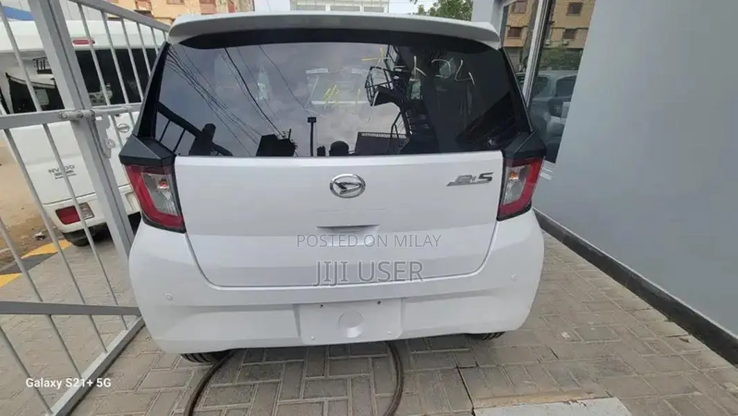 Daihatsu Mira XSA III Pearl White Compact Hatchback