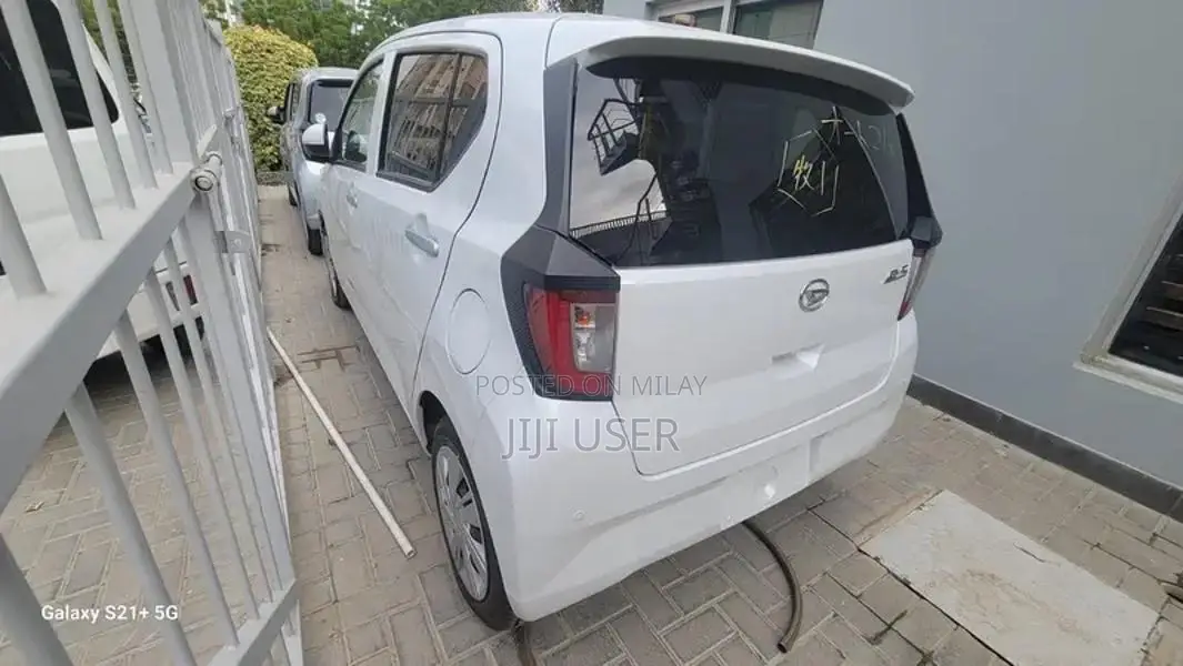 Daihatsu Mira XSA III Pearl White Compact Hatchback