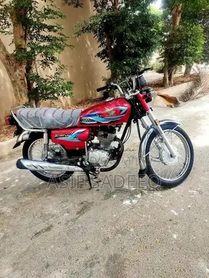 Photo - Honda 125 Motorcycle - Well-Maintained First Owner Bike