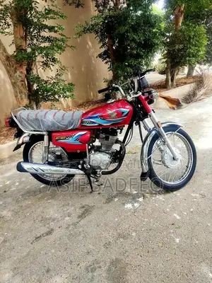 Honda 125 Motorcycle - Well-Maintained First Owner Bike