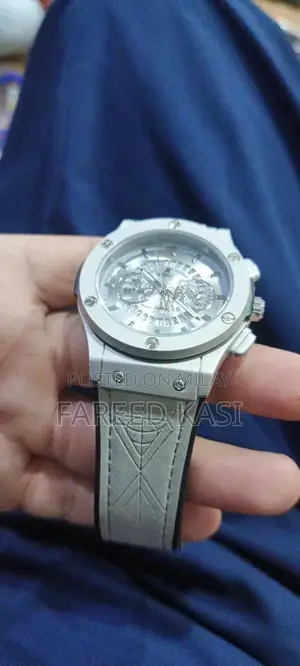 Hublot Luxury Timepiece - Modern Design Wristwatch